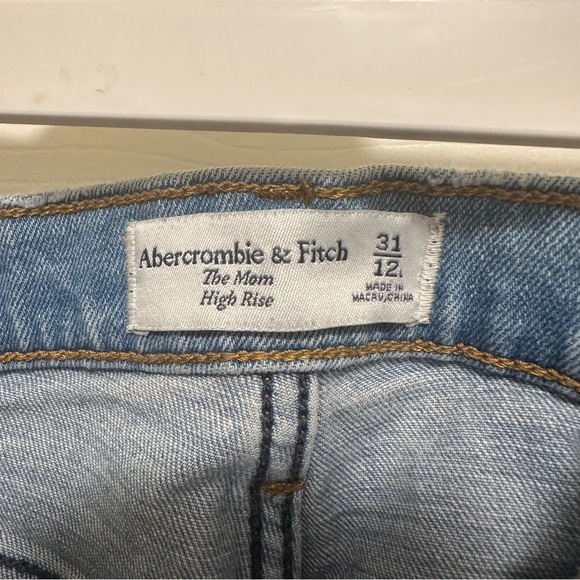 Abercrombie & Fitch The Mom High Rise Distressed Jeans Size 31/12L - Picture 3 of 4